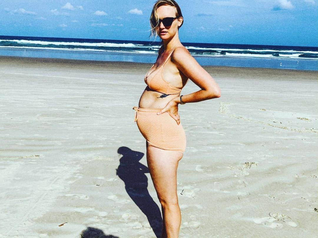 のインスタグラム：「Expecting a baby girl this year to round out our little gang. 👼」