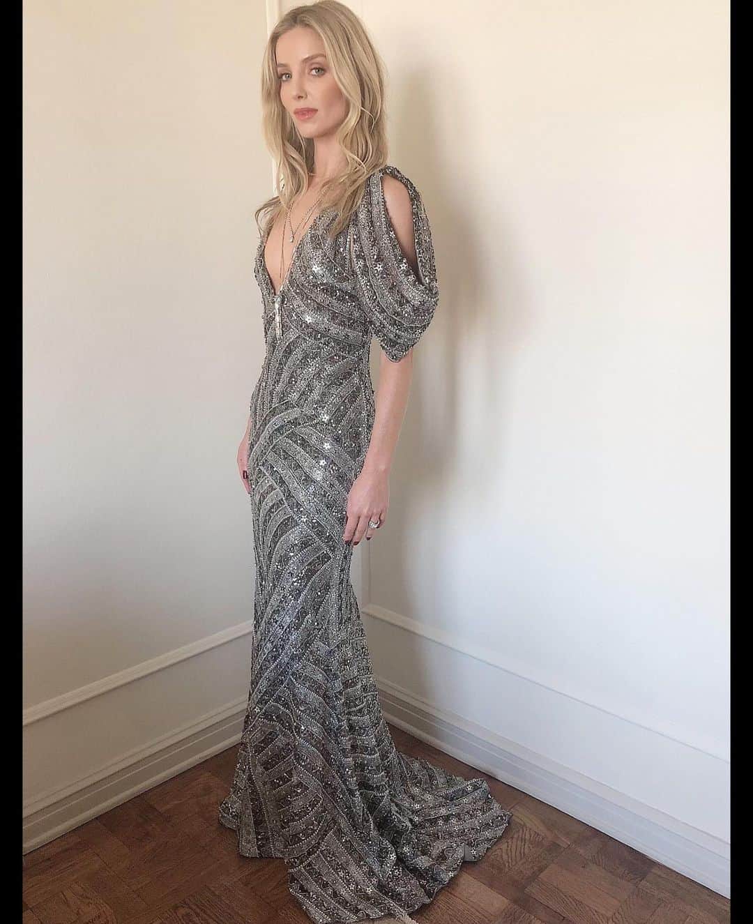 アナベル・ウォーリスのインスタグラム：「Thank you Critics Choice for your support of The Loudest Voice and for the last of way too many photos of myself.  @samanthamcmillen_stylist @moschino @cartier @louboutinworld  @fionastiles @jsthestudio」
