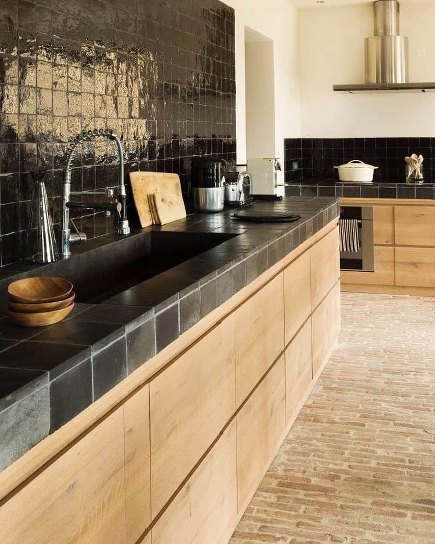 ギャランス・ドレのインスタグラム：「Something about this kitchen makes me really joyful. Simplicity! Natural wood!!! Black tiles!!! Wondering where I could put some in my house 🤔 . . . If you know the credits for this photo let me know! Xo happy Monday 💛 #gdinteriorinspiration」