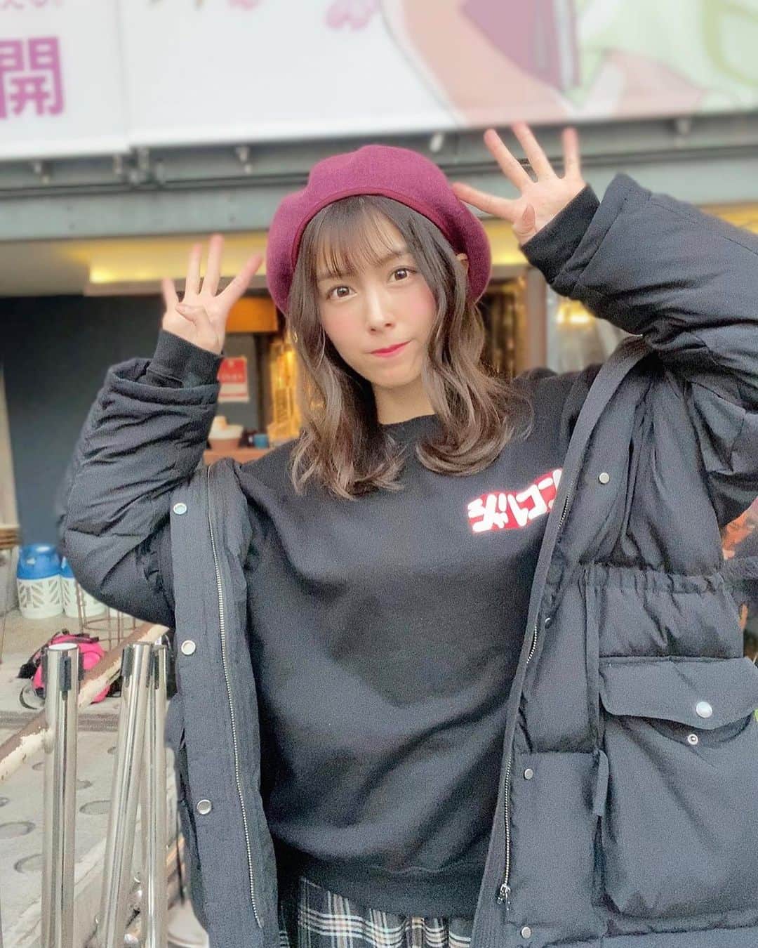麻衣愛のインスタグラム：「アイドルのライブって会場との一体感がすごく大事だけど、コントも会場との一体感がすごく感じられる場所だなって改めて思いました!! . 年明けてから頭パンクしそうになって、何をしたら良いのか自分でもよくわからなくなっていたけれど、今日楽しかったよ。面白かったよ。という声がちらほら聞こえてきて泣きそうになりました。 . 終わって安心して打ち上げで2人前くらいご飯食べた😋🍴 . . 最後の挨拶でも言ったけど、5周年イベントもこのメンバーでこのチームで絶対やりたいので、2020年もシャルコンをよろしくお願いします。 . あぁ楽しかった💗 シャルコンチームでいる時が、1番笑ってる気がする☺️笑笑 #シャルコン #コント #お笑い #4周年 #イベント #渋谷 #アイドル #idol #koc」