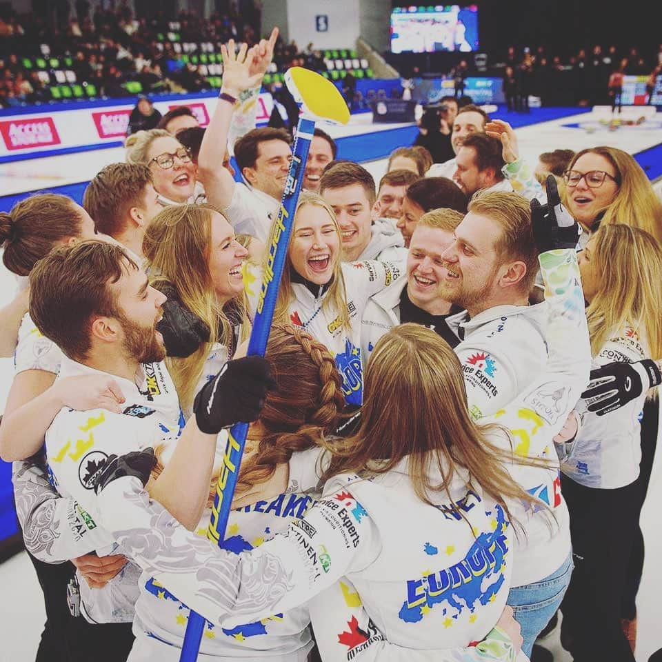 イブ・ミュアヘッドさんのインスタグラム写真 - (イブ・ミュアヘッドInstagram)「🏆 Continental Cup CHAMPIONS! 🇪🇺 #BestTeam 💙」1月14日 1時37分 - evemuirhead