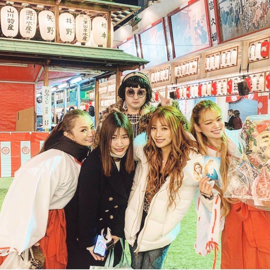 清水彩子のインスタグラム：「大阪の今宮戎神社で商売繁盛を祈願して来たよ⛩  #大好きな #愉快な仲間たち #今宮戎神社 #商売繁盛」