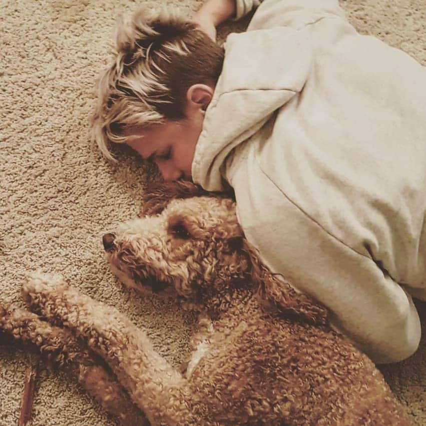ソフィー・シュミットのインスタグラム：「Naps are 🔑! Going to miss this pup for the next 3 weeks. . . . . #CanWNT #CampLife #Puppy #Dog #Gooldendoodle #dogsofinstagram」