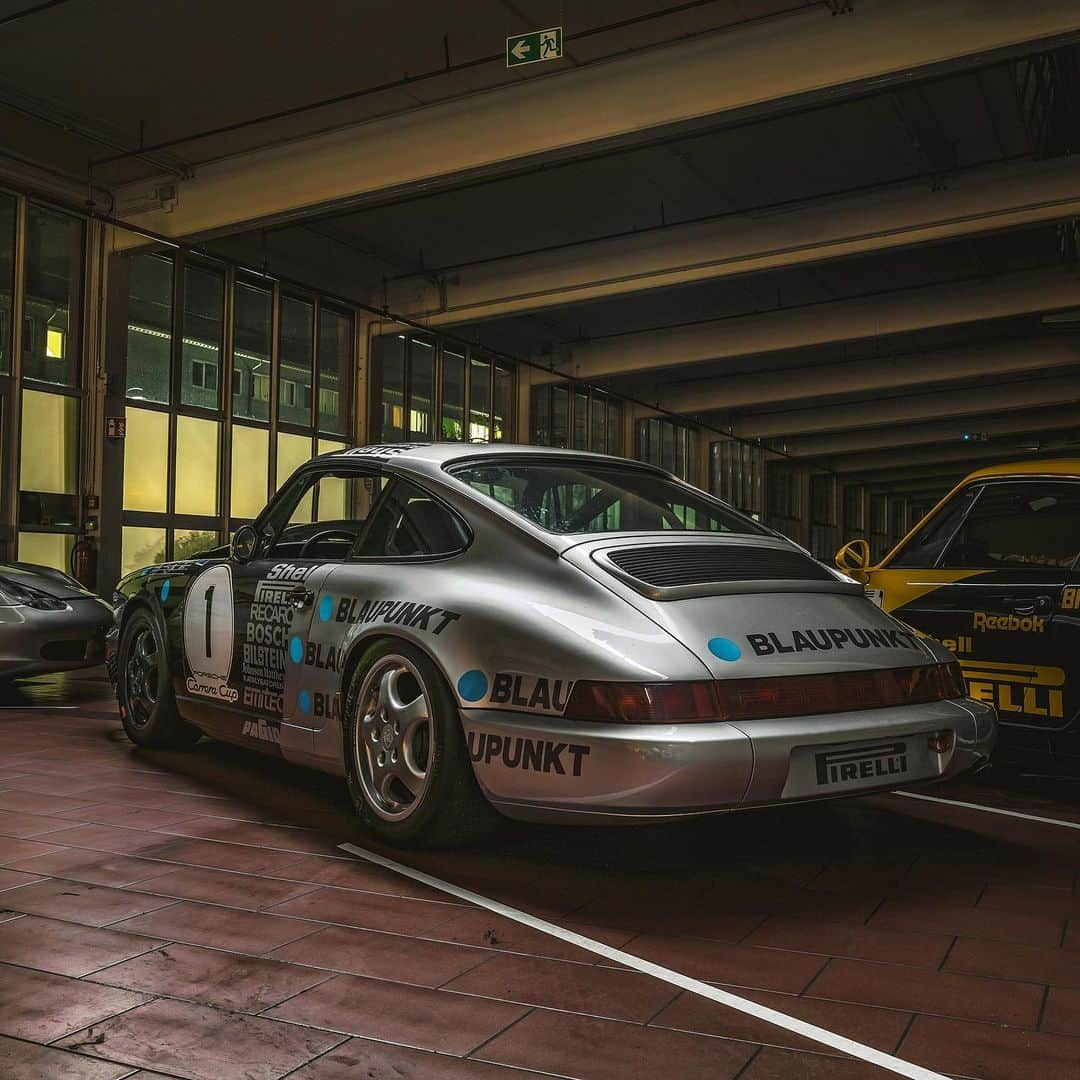 Porscheさんのインスタグラム写真 - (PorscheInstagram)「For just over seven years, decades of Porsche history has been preserved at this storage facility of the @porsche.museum. A true working collection, 20% of the cars are registered and ready to go - @thespeedhunters recently had the chance to discover these hidden gems.⁣⁣ ⁣⁣ (📸: @mark_scenemedia) #Porsche #PorscheMuseum」1月14日 1時37分 - porsche