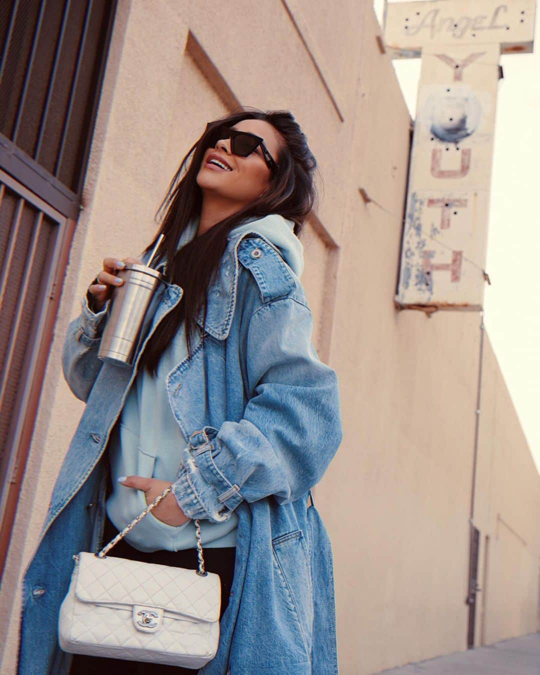 シェイ・ミッチェルさんのインスタグラム写真 - (シェイ・ミッチェルInstagram)「Is Canadian raincoat a thing 🤷🏽‍♀️ this look brought to you by reusable tumblers, and jacket inspo a la Britney and Justin」1月14日 2時07分 - shaymitchell