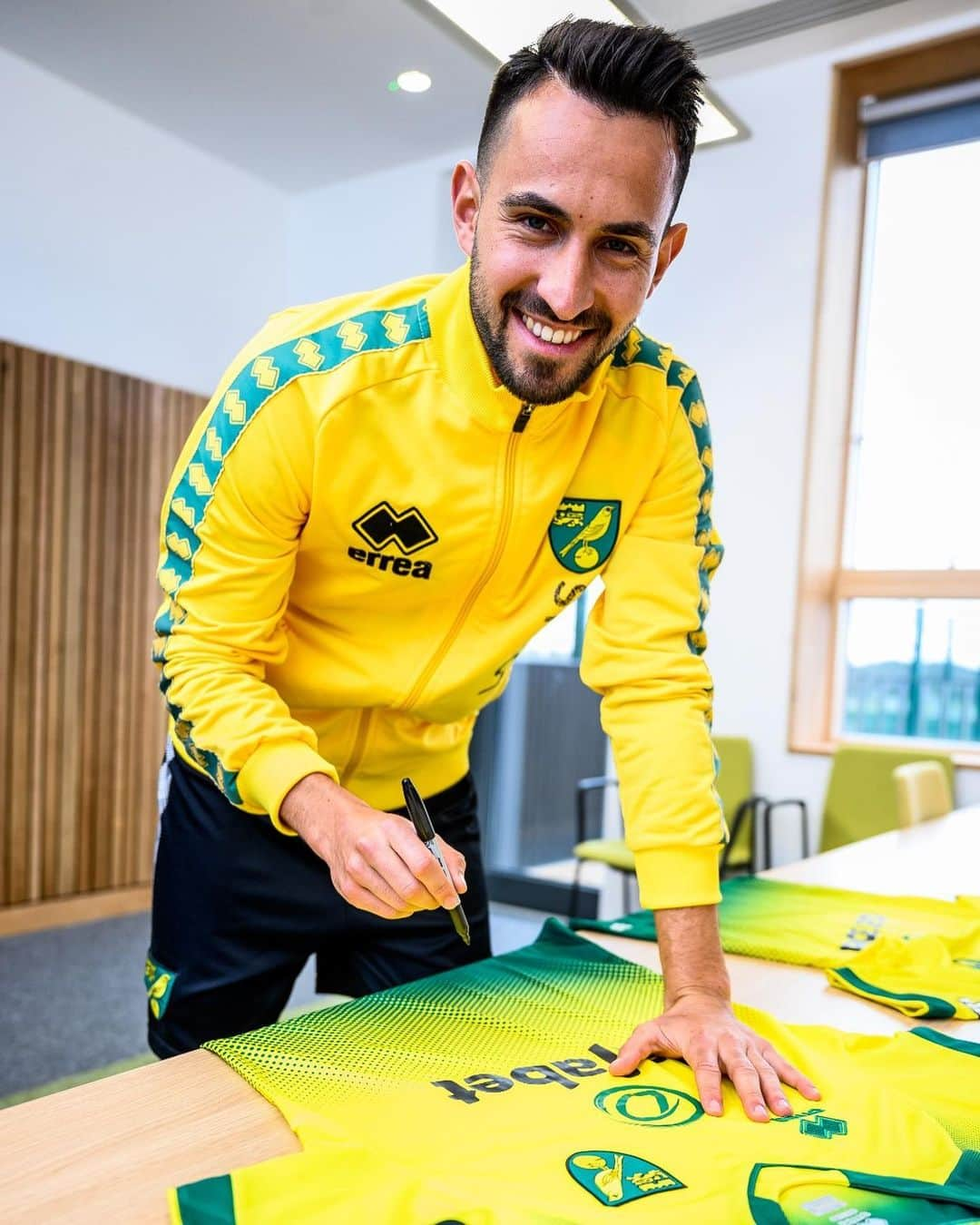 ルーカス・ルップさんのインスタグラム写真 - (ルーカス・ルップInstagram)「Liebe TSG Hoffenheim-Fans, ich möchte mich herzlich bei euch für dreieinhalb tolle Jahre bedanken!  Ich war sehr gerne ein Teil der TSG-Familie und werde euch niemals vergessen, dass ihr mich auch in meiner bislang schwersten Zeit meiner Karriere bedingungslos unterstützt habt. Dafür bin ich euch Fans und dem Verein sehr dankbar!  Ein besonderer Dank gilt auch Dietmar Hopp - durch ihn habe ich die Gelegenheit bekommen auch in meiner Heimat in der Bundesliga zu spielen! DANKE!  Meinen Mannschaftskollegen und allen die tagtäglich für den Verein ihr Bestes geben, wünsche ich viel Erfolg auf ihrem weiteren Weg.  Nun aber beginnt ein neues Kapitel in meiner Karriere und ich freue mich sehr auf eine neue sportliche Herausforderung im Ausland.  I‘m off to a new chapter in my career and i am looking forward to the challenge abroad.  Ich bin bereit hart für den Klassenerhalt zu arbeiten und Norwich City FC zu unterstützen um die Premier League zu halten.  I‘m ready to work hard and support Norwich City FC to stay in the Premier League.」1月14日 2時14分 - ruppinho7