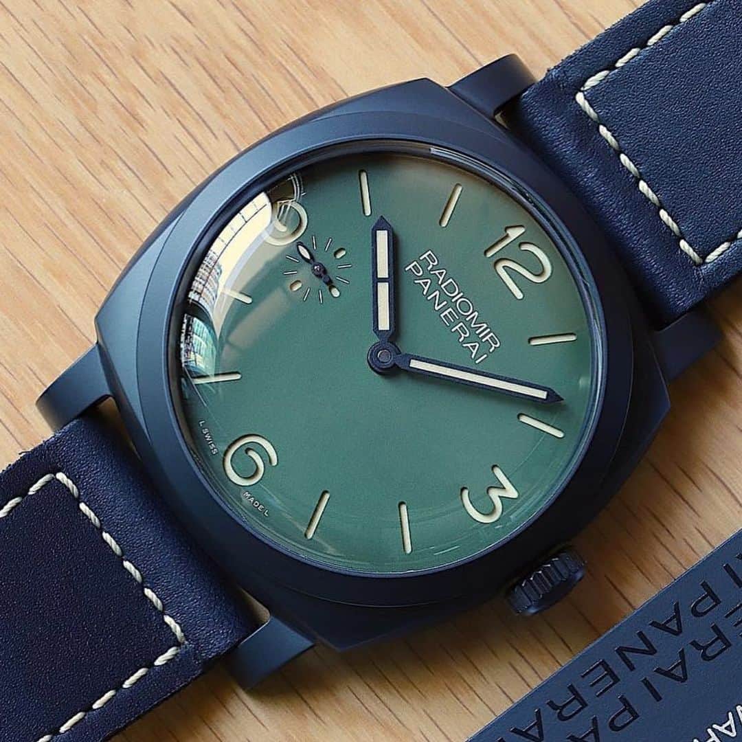 パネライのインスタグラム：「Are you a #PAM997 fan? I personally love the combo. It’s a 48mm Ceramic Radiomir 1940 with green dial. Pic by @peterloveone #paneraicentral」
