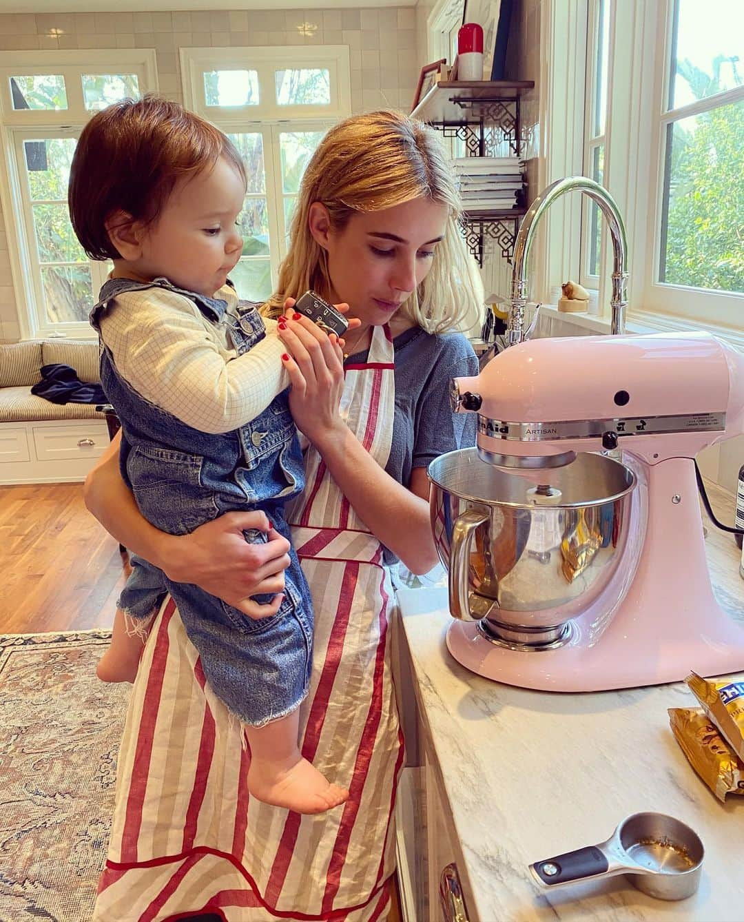 エマ・ロバーツさんのインスタグラム写真 - (エマ・ロバーツInstagram)「Baking with Henry @britelkin 🍪 🌻」1月14日 3時09分 - emmaroberts