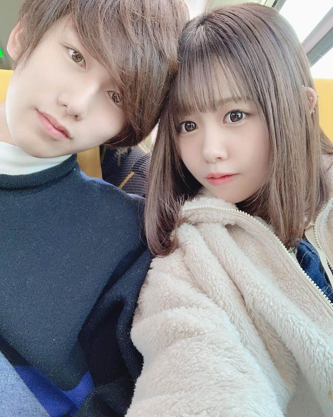 のインスタグラム：「⠀ ⠀ ⠀ ⠀ ⠀ ⠀  ふたりで バスツアーに参加してきた ⚐ﾞ ⠀ いつもはまひろが運転してくれてるけど 今日はふたりでゆっくり遠足気分でした 𓂃𓈒𓏸 ⠀ 今回も思い出たくさん作れたし 写真にも残せたし しあわせだ 🥺 順番に投稿してくね ◎ ⠀ ⠀ 実は今日から2週間会えなくなっちゃうんだ。 いつもは会いたい時に会えてるから すごく長く感じるねってふたりで話してます( ˊ• ·̭ •̥ ) ⠀ めいが寂しくならないように ネックレスとか色々貸してくれたよ🙂 ⠀ まーにはシナモンくんの ちっちゃいマスコットを渡したよ  毎日持ち歩いてくれるらしいです 💭笑 ⠀」