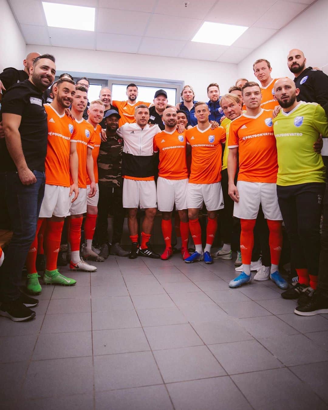 ルーカス・ポドルスキさんのインスタグラム写真 - (ルーカス・ポドルスキInstagram)「New Team 😉🔶 Had a lot of fun on the pitch with these guys ⚽ #soccer #team #fun @rsvmeinerzhagen 💯💥」1月14日 3時32分 - lukaspodolski