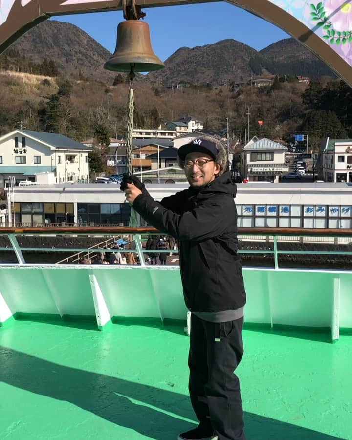 Masackのインスタグラム：「あの鐘を鳴らすのはあなた。  #九頭龍神社  #箱根神社  #願掛け #大ちゃん #と #男二人 #で #祈祷  #みんな勘違いするけど #それは勘違い #そこんとこ #よろしく #おなしゃす @joedaisque」