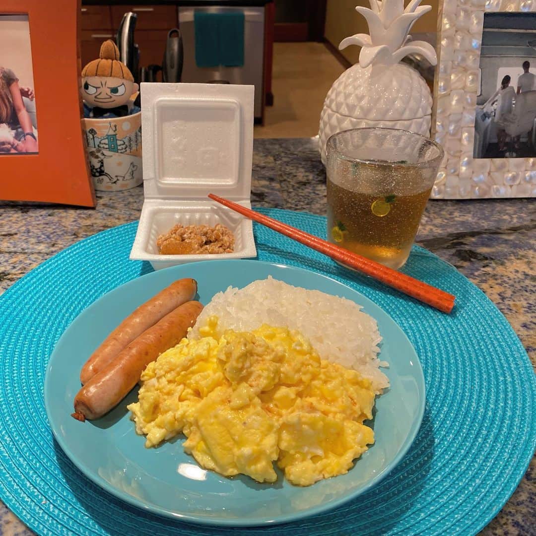 マキ・コニクソンさんのインスタグラム写真 - (マキ・コニクソンInstagram)「ハワイからおっはよ！今日はアシスタントの島ちゃんが日本に一時帰国する日。朝からバタバタだけど即席で島ちゃんに朝ご飯作ってみた。特製ふわふわスクランブルエッグとボイルした粗挽きソーセージに納豆！これぞQuick Breakfast!!🥓🥚🍳 島ちゃんHave a safe flight! ✈️👋🏼 色々有難うーー！🙏🏻 今日もお互いハッピーな1日を過ごそうね！ #Quick Breakfast のおすそ分け🤙🏼」1月14日 3時31分 - makikonikson
