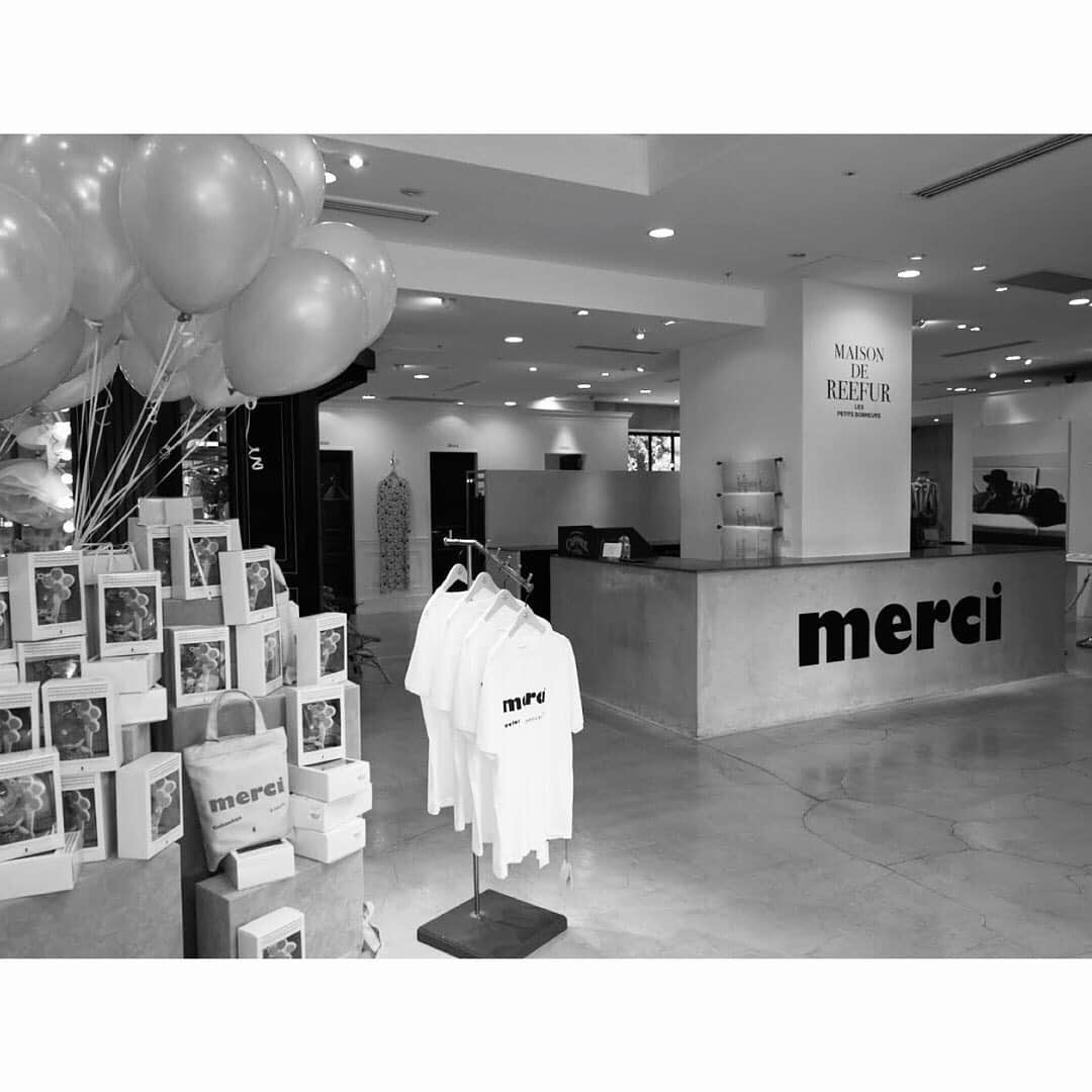 MAISON DE REEFURのインスタグラム：「. 【MERCI】 . MERCI=ありがとう、の言葉とともに。 . 2012年からの7年間、皆さまとともに、素敵な時間を過ごさせていただき、誠にありがとうございました。 .  2020年1月 . MAISON DE REEFUR . #maisondereefur #reefur #rinka #rinkachan #メゾンドリーファー #リーファー #リンカチャン #merci #7年間ありがとう . @maisondereefur  @maisondereefur_kiosque  @la_boutique_fantasque  @m___jp_official  @glougloureefur」