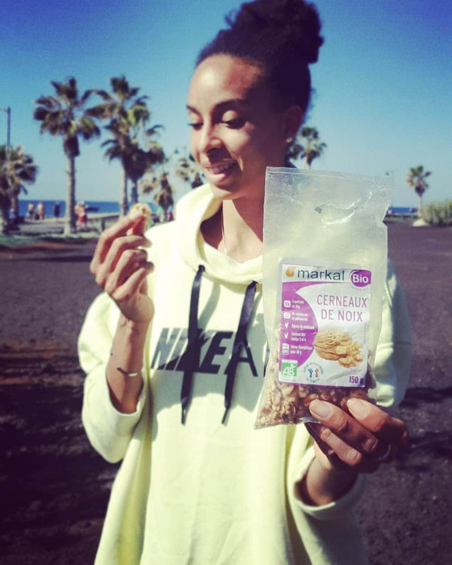 Elea Mariama DIARRAのインスタグラム：「☀️ Coucou de Ténérife ☀️ . .  Avec quelques noix @markal_bio, idéales entre 2 entraînements au soleil. . #markalapprouve」
