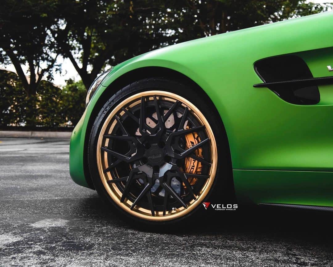 CarsWithoutLimitsさんのインスタグラム写真 - (CarsWithoutLimitsInstagram)「#Mercedes Monday with the Beast of the Green Hell 👹 . . . @velosdesignwerks  VLS07 | 3pc Floating Spoke | Black Center with Polishes Candy Gold Lips 🏆 @iamchrisredd #forged #carswithoutlimits #AMG」1月14日 4時02分 - carswithoutlimits
