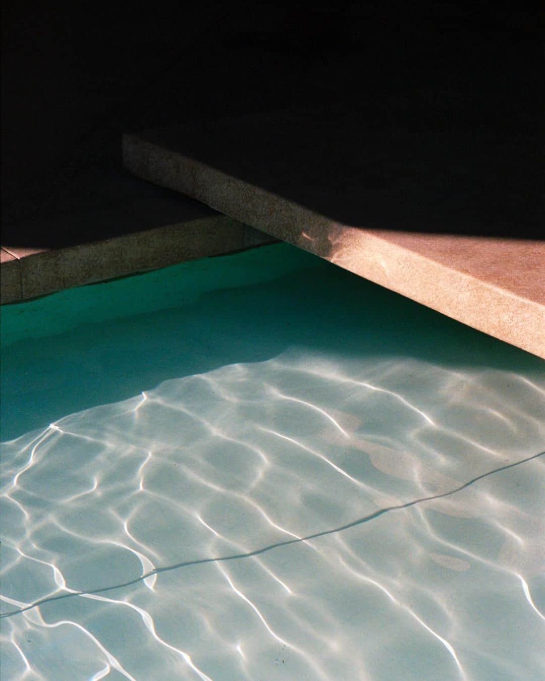 アリス・ガオのインスタグラム：「can never resist a reflect-y pool shot #portra400」