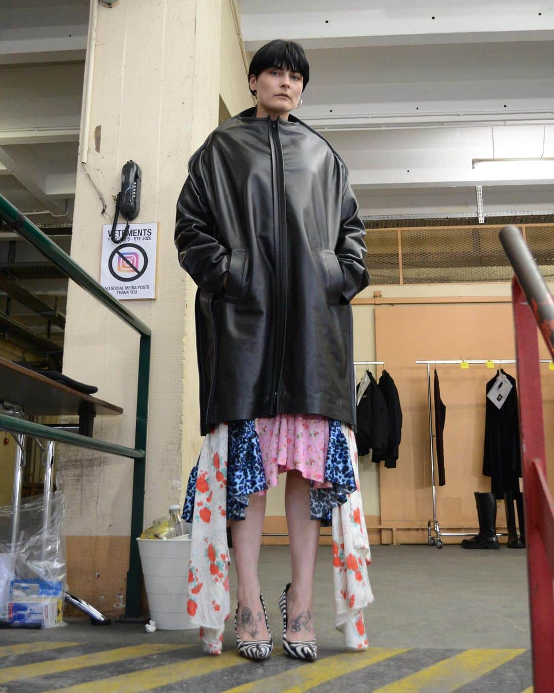 ヴェトモンさんのインスタグラム写真 - (ヴェトモンInstagram)「VETEMENTS SPRING SUMMER 2020 BACKSTAGE - NEW DROP & PREORDER NOW LIVE www.matchesfashion.com @matchesfashion @matches_man」1月14日 4時10分 - vetements_official