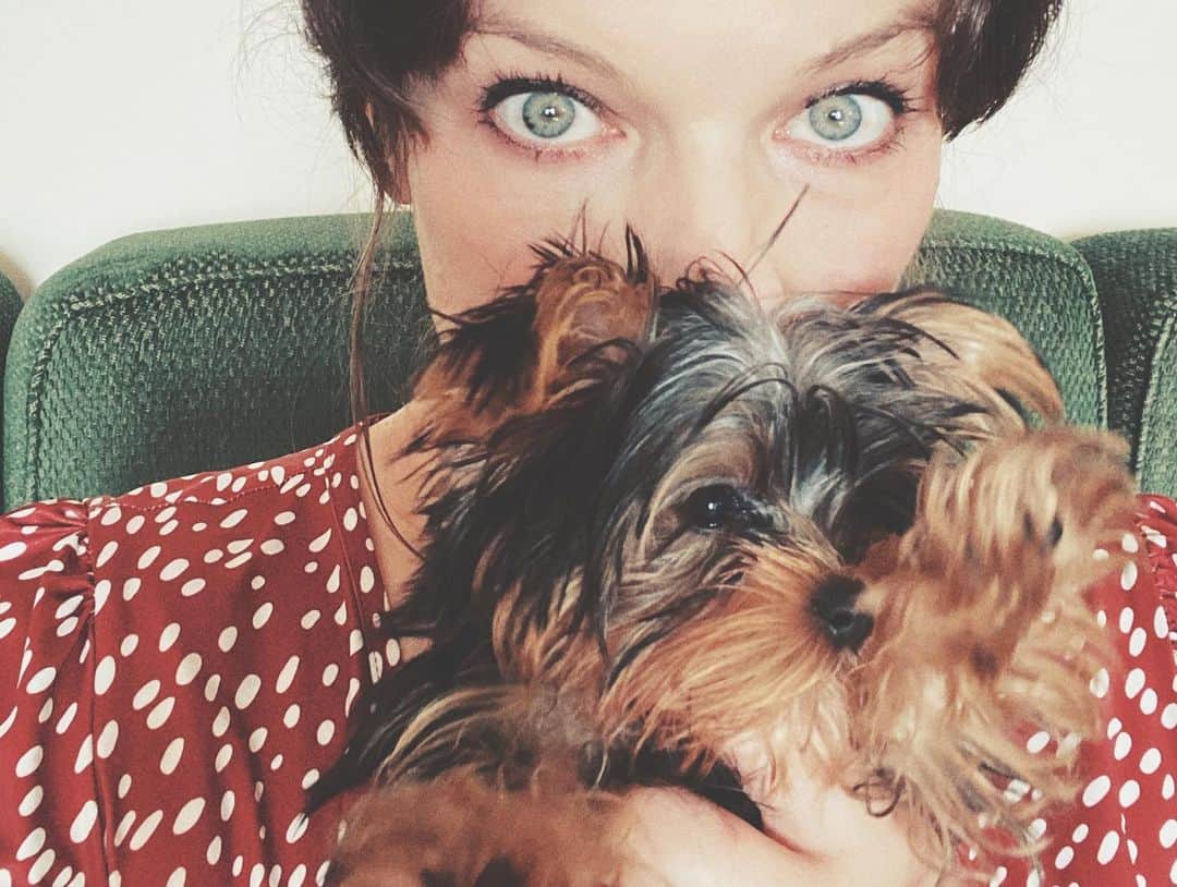 ミラ・ジョヴォヴィッチのインスタグラム：「Puppies and family=heaven🥰」