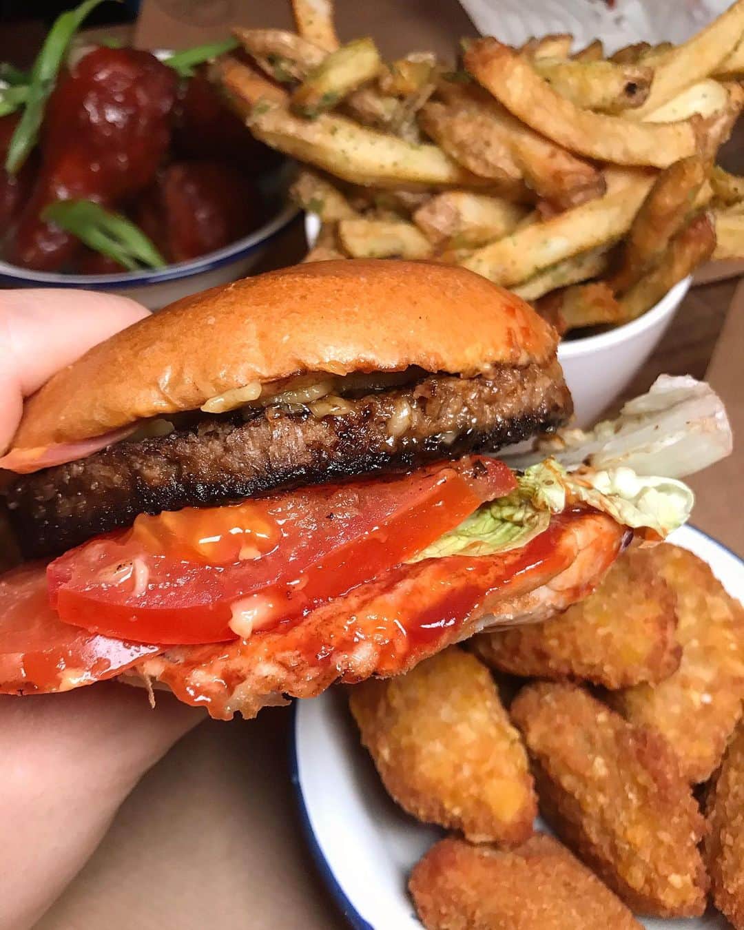 Eat With Steph & Coのインスタグラム：「Vegan burgers be deceiving me... @pattyandbun with their vegan range, where the vegan Ari-gold tastes just like a messy meat burger, but without the grease. And in the background there is the @this.uk chicken nuggets, which is also mind-blowingly real and a great prank to play on your meat loving friends.  And last but not least, that Spéculos vegan milkshake is so bloody good I’d go vegan just for that omg... 🤤📸 @vernahungrybanana #Veganuary #veganfood #veganburger #pattyandbun #burgerporn #closeup #dirtyburger #londonist #timeoutlondon」