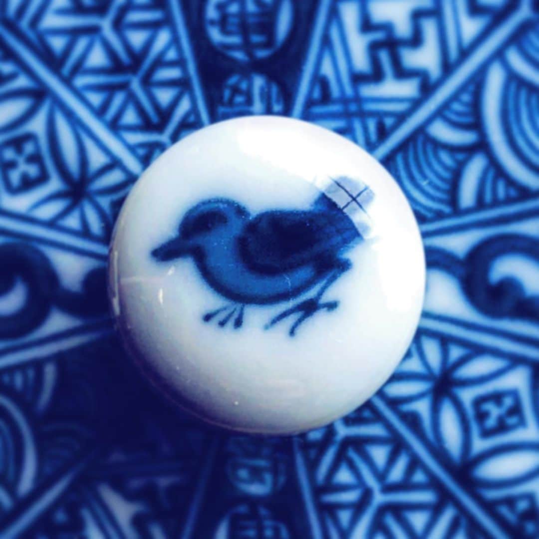 藤田朋子さんのインスタグラム写真 - (藤田朋子Instagram)「鳥の模様は気になる🕊 そして、藍色も気になる この陶器が気になる  #陶器 #急須 #藍色 #インディゴ #鳥 #鳥柄 #バード #好きなもの #食器 #ボタン #つまみ #indigo #blue #color #kettle  #japanease #japan_made  #bird #indigo_blue #favorite」1月14日 10時10分 - chiendormant