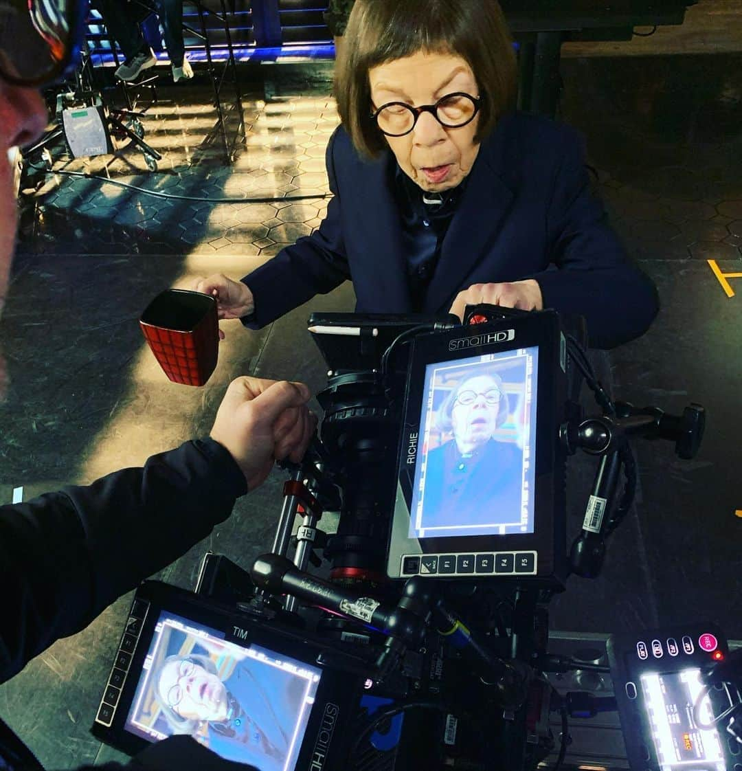 バーレット・フォアのインスタグラム：「Mother Hen checking on her chick (aka me, aka B camera) 🐓 🐥 🎥🙋🏼‍♂️. I love my job. . . .  #ncisla #hetty #henrietta #lindahunt #oscarwinner #ericbeale」