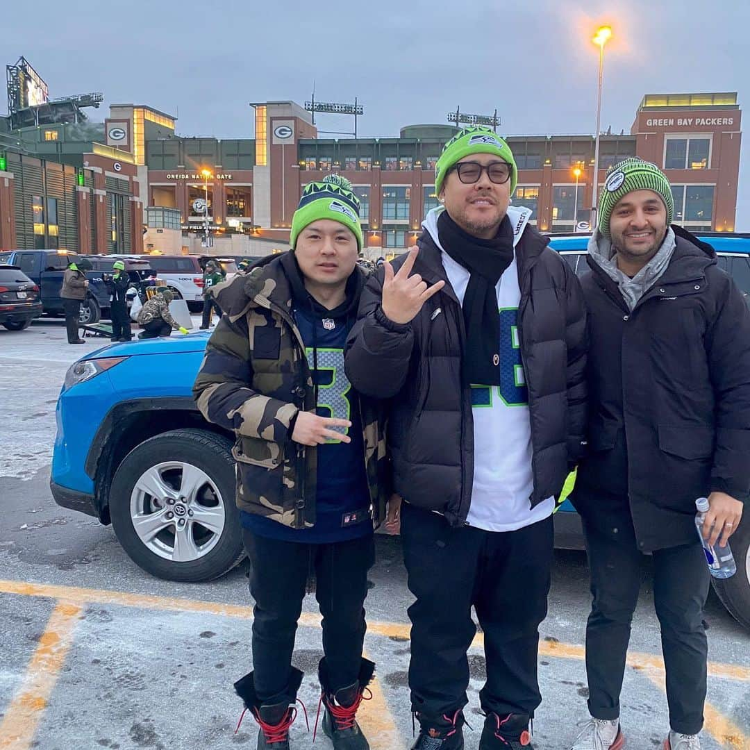 ベン・ボーラーさんのインスタグラム写真 - (ベン・ボーラーInstagram)「My cousin (born and raised in Seattle) came out with me last minute to Green Bay to rep the @12s  But yeah. It was a battle to the end but we lost. Still proud. We’ve had season tickets for 8 seasons now and I gotta say this year is the most I’ve connected with the @seahawks organization. It’s nothing but love to the people and fans of Green Bay. Maybe the nicest people in the world. Cold as shit here and I thought I was gonna freeze to death. Thank you #Seahawks for giving the fans so much. My podcast breaks down all my thoughts and of course my trip to Dallas prior to this game. Amazing fried chicken and good times with my @worldstar family. Check it all out on episode 45 of @benballerpod the weekend wrap up. #ProfessionalPodcasting #BehindTheBaller 🎙🔥💙💚」1月14日 5時10分 - benballer