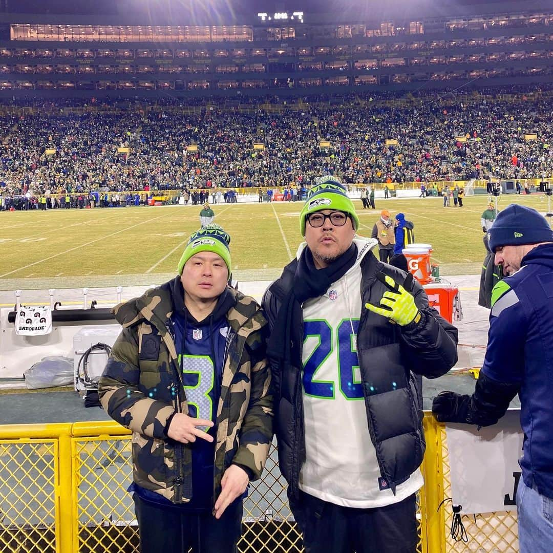 ベン・ボーラーさんのインスタグラム写真 - (ベン・ボーラーInstagram)「My cousin (born and raised in Seattle) came out with me last minute to Green Bay to rep the @12s  But yeah. It was a battle to the end but we lost. Still proud. We’ve had season tickets for 8 seasons now and I gotta say this year is the most I’ve connected with the @seahawks organization. It’s nothing but love to the people and fans of Green Bay. Maybe the nicest people in the world. Cold as shit here and I thought I was gonna freeze to death. Thank you #Seahawks for giving the fans so much. My podcast breaks down all my thoughts and of course my trip to Dallas prior to this game. Amazing fried chicken and good times with my @worldstar family. Check it all out on episode 45 of @benballerpod the weekend wrap up. #ProfessionalPodcasting #BehindTheBaller 🎙🔥💙💚」1月14日 5時10分 - benballer