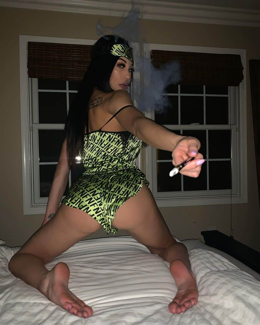 のインスタグラム：「Puff puff smash?😛💨 My newest obsession are CBD pens before bed! Anyone else suffer from anxiety/depression?」