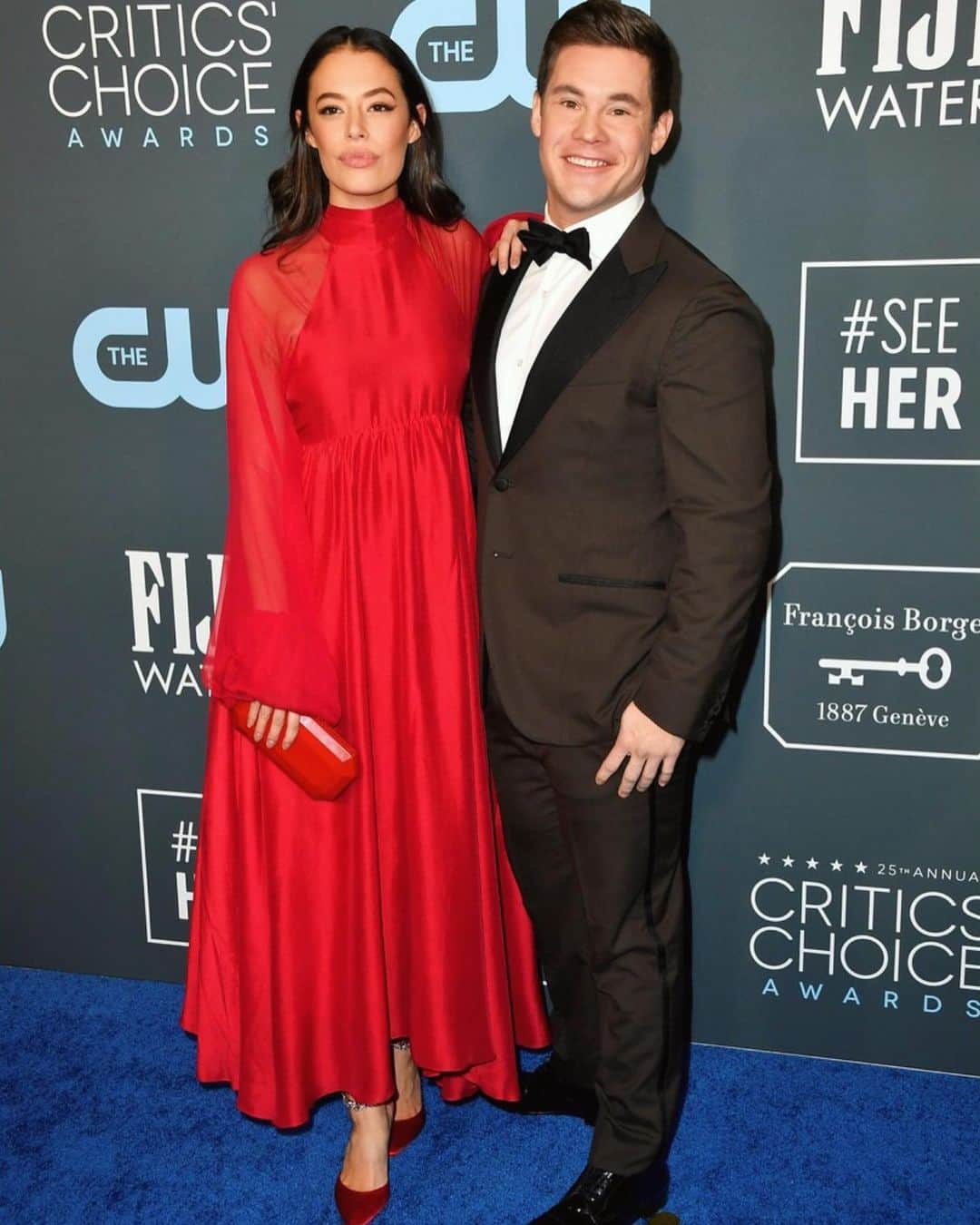 クロエ・ブリッジスのインスタグラム：「Felt particularly regal at Critics Choice last night AND didn’t say anything dumb in front of movie stars! Well except when I asked @edipattersonhi, a star of Knives Out, if she had seen the film Knives Out. That was regrettable. But other than that, successful night!」