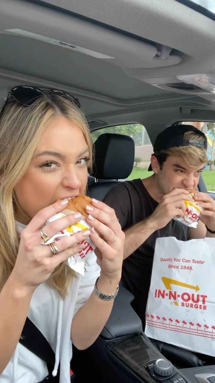 ヴェール・ゲンタのインスタグラム：「We will take any excuse to eat a burger, so here you go friends, part 2 of our favorite challenge. We stopped at In&Out, Chick-fil-A, and Del Taco 🌮🍔🍗 What do you guys order???」