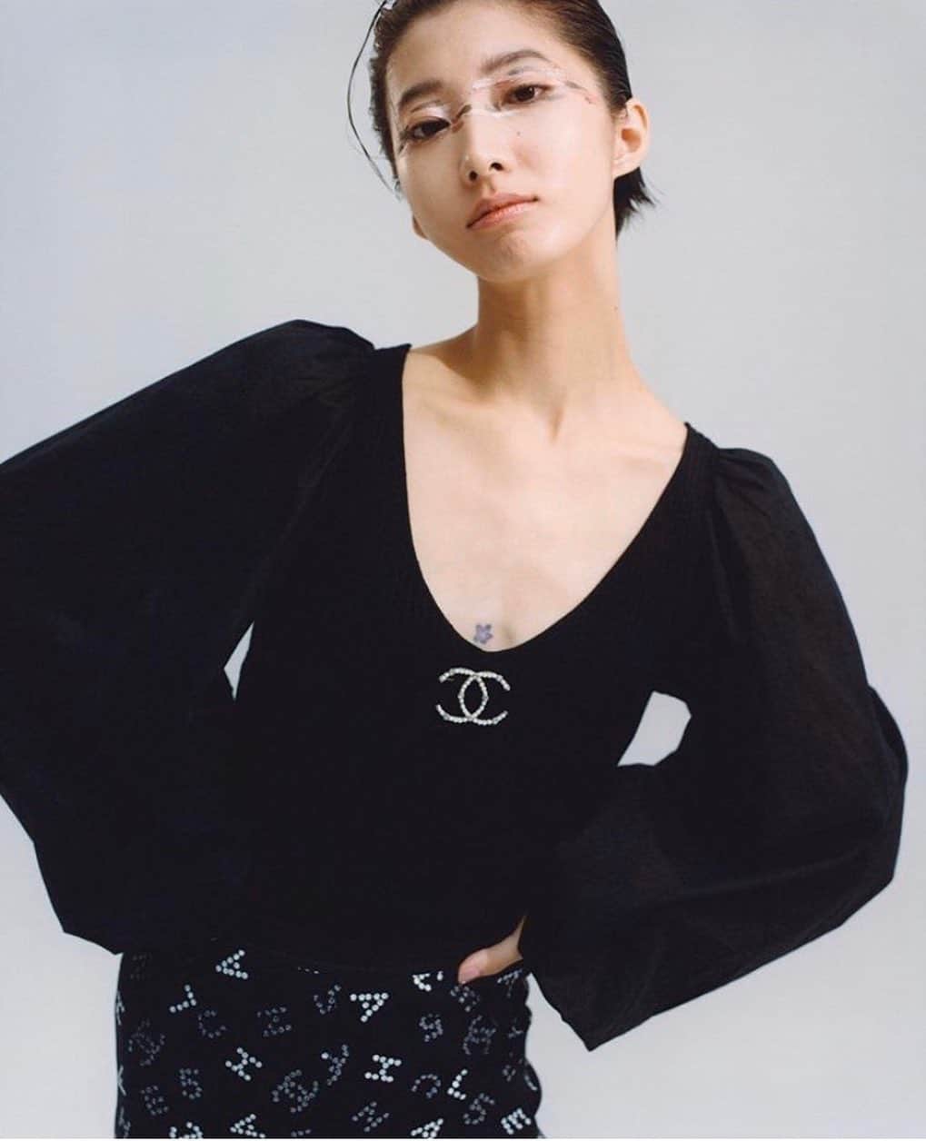 のインスタグラム：「Posted @withregram • @tfpjp #BeautyandStyle beauty & the ballet﻿ ﻿ 『飯島望未、シャネルの春色に踊る vol.3』﻿ ﻿ 今年1月に CHANEL (シャネル) のビューティ アンバサダーに就任、その2ヶ月後には所属する米ヒューストンバレエ団で最高位のプリンシパルに昇格。﻿ ﻿ 世界的な注目を集めるバレエダンサー・飯島望未が大きく飛躍した2019年の来日時、エクスクルーシブで撮りおろしたビューティストーリーを3回の連載形式でお届け。﻿ ﻿ 最終回は、アイカラーにフォーカス。「アクセサリー感覚」で使うアイカラーといえば、ヴィヴィッドカラーのライナーやマスカラがまず思い浮かぶが、もっとセンチメンタルなカラーでも、印象深い目元を作ることができるという新しい提案だ。﻿ ﻿ model: nozomi iijima﻿ photography: yuto kudo﻿ videography: jiro wakahara﻿ styling: junko kobashi﻿ makeup: tomohiro muramatsu﻿ hair: tomo tamura﻿ text: miwa goroku﻿ edit: miwa goroku & mikiko ichitani﻿ ﻿ #TheFashionPost #TFP #飯島望未 #NozomiIijima #CHANEL #CHANELBeauty #CHANELMakeup #DesertDream」