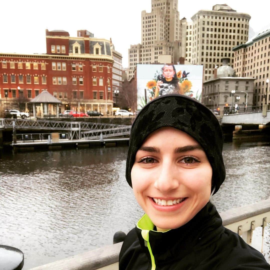 マリッサ・キャステリのインスタグラム：「2020 started out with a bang but, I am glad to be back in Rhode Island. Here are some of my goals for 2020! 🏃🏻‍♀️run 750 miles 🐶Take Mosby for more walks and adventures 🧘🏻‍♀️Do yoga once a week or meditate 🌹Be present in my own life . . . . . #2020goals #runningmotivation #running #rhodeisland #resolutions #newyear #healthylifestyle」