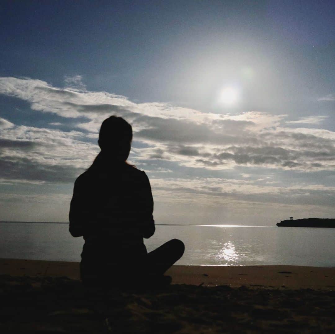 大桃美代子さんのインスタグラム写真 - (大桃美代子Instagram)「月夜が明るいって気づかせてくれた、月が浜。  西表島初上陸  満月の月にツイてました。  感動の夜。  皆様、良い１日を🌈🌈 #西表島#イリオモテヤマネコ#離島#東洋のガラパゴス#沖縄旅#沖縄旅スタグラム#旅スタグラム#石垣島#竹富島#🎁#ゆんたく#沖縄グルメ#満月#フルムーン#西表島ホテル#絶滅危惧種#野生#東洋の奇跡#NHK#おどろき日本列島#マリンスポーツ#アクティビティ#マングローブ#fullmoon #moonyoga」1月14日 6時04分 - miyoko_omomo