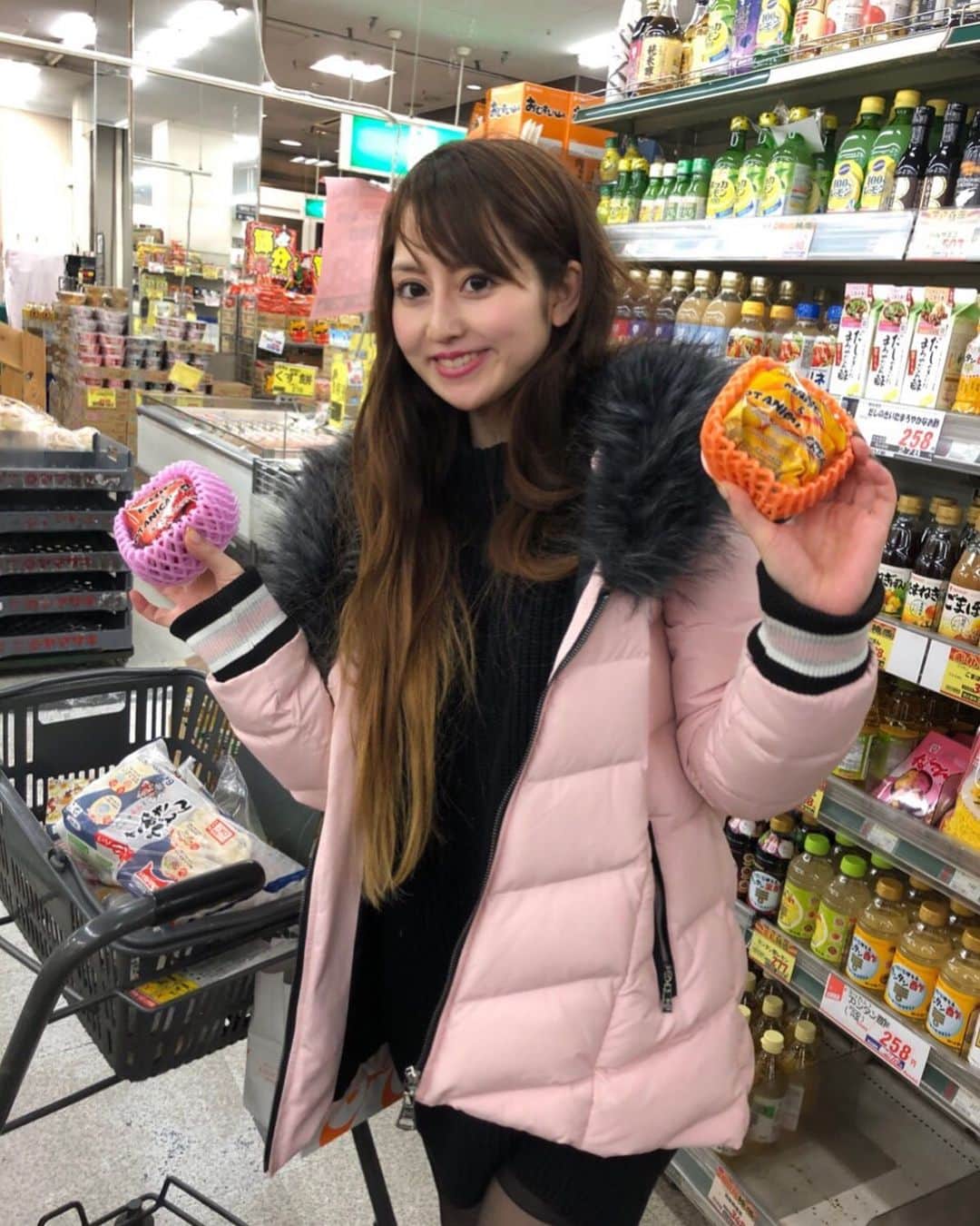 のインスタグラム：「買い出し。前髪ばぐってるけどI don’t care 小さいおうどん必需品👼 もってるのおもちあいす。おいちかった👼 肩ボトックスやったけど、なぜか鎖骨が痛すぎる日々。  #スーパー #カート  #髪ボサ子 #followforfollowback #likeforlikes #キャバ嬢 #銀座ホステス #28yearsold #料理好き芸人 #女社長 #ハーフ」