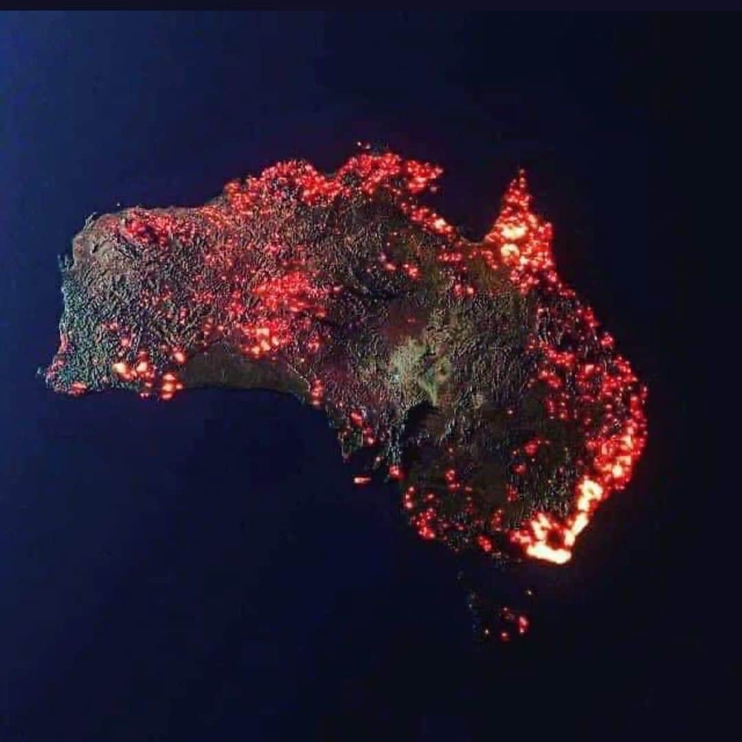 ジャシンダ・バレットのインスタグラム：「Home  This is an artist rendering of the fires. NOT A PHOTO. The image is true to scale, to help people visualize what has burned from December 5 2019 to January 5 2020. The mountains and rough landscapes are intentionally exaggerated. It was made with 3D mapping.  @wireswildliferescue @wwf @wwfaustralia  #Bushfireemergency #nswrfs #wireswildliferescue #climatevisionaries #ausfires #globalwarming #ourhouseisonefire #natgeo @greenpeace@natgeo」
