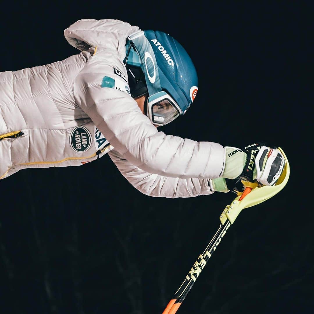 ミカエラ・シフリンのインスタグラム：「🙇‍♀️🔜🥴🤘💃🏼⛷🥳 Bib 4️⃣ tomorrow!! #weareskiing 📷: @mountain.max」