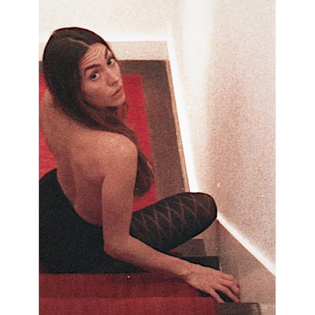 のインスタグラム：「looking back at 2019...a year of tsunami like detoxing...a year that steadily and firmly challenged me to let go. dear 2019...you were the toughest of teachers...you dragged me across the concreted walls of my life and challenged me to break them down and just...let go...trust. so here’s looking back at you...raising them eyebrows and saying... GRACIAS POR LOS TRANCAZOS.  on film by @tamaralich 🖤」
