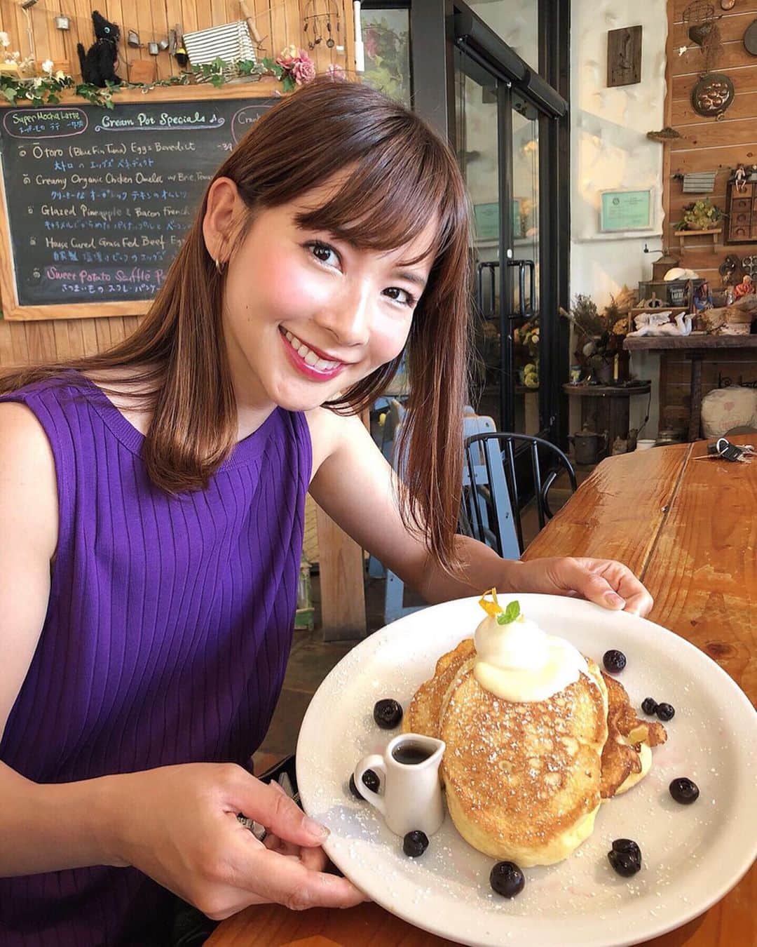 阪本智子さんのインスタグラム写真 - (阪本智子Instagram)「🥞♡ 一番好きなパンケーキ💜 Hawaii🌺「#creampot 」 スフレパンケーキがふわっふわで本当に美味しい😋 また食べたい..( ✧﹃✧) ・ この後6:45~ #おは朝 でまーす🐰☀️ 見てね❤ ＊ #hawaii #honolulu #pancakes  #ハワイ #ホノルルカフェ #クリームポット #パンケーキ #スフレパンケーキ #阪本智子」1月14日 6時36分 - tomoko_sakamoto423