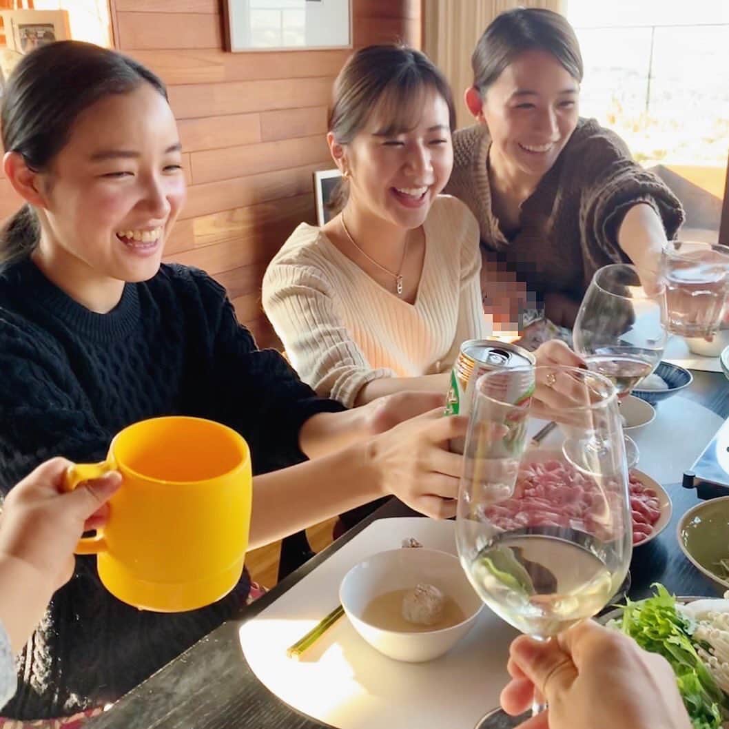 澤田泉美さんのインスタグラム写真 - (澤田泉美Instagram)「いつものメンバーで新年会！ 昼からワイワイ飲んだり食べたり💕🍷 最後はいつもカードゲームしてるなぁ〜笑 みんな遊びにきてくれてありがとう❤️ 今年も宜しくお願いします🥺💕 #新年会#四人姉妹#笑 #しゃぶしゃぶ#鍋#🍲 #さきちゃんは前日から泊まり#笑」1月14日 6時41分 - izumi.sawada