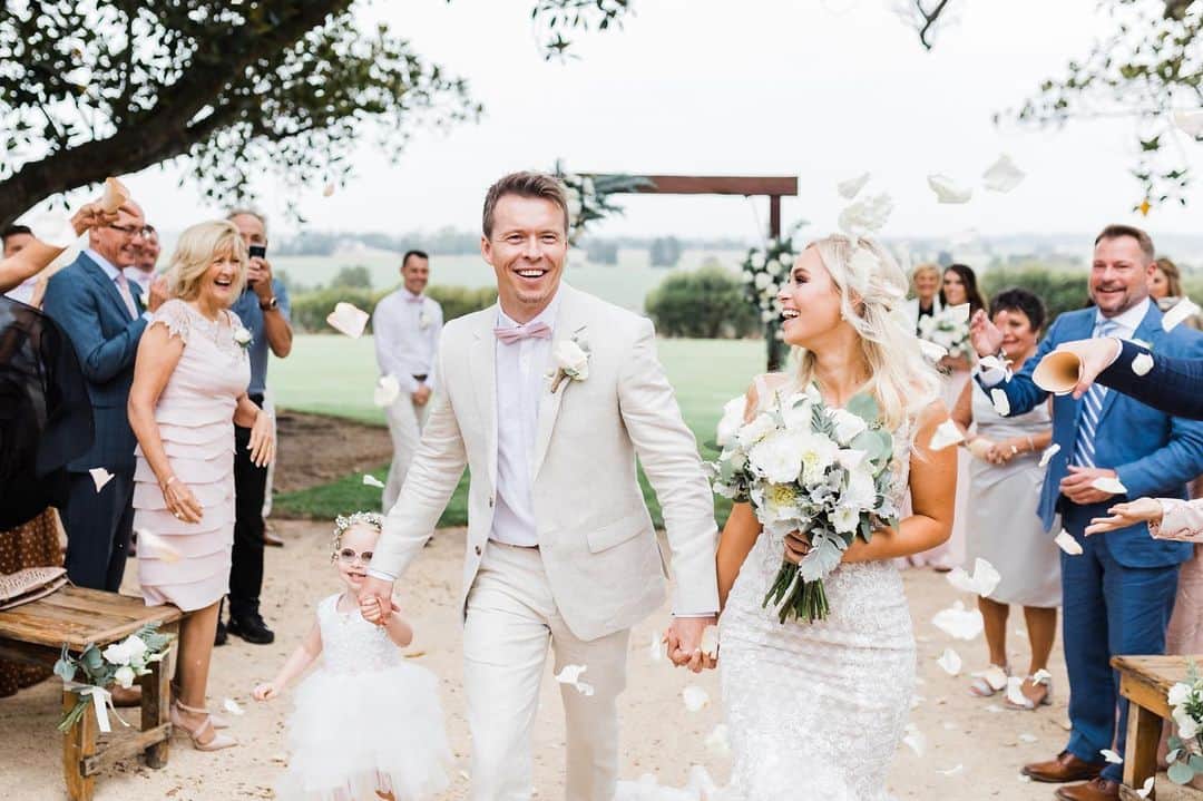 トッド・ラサンスのインスタグラム：「I have sat for countless hours trying to reflect on what this day meant to me, and words still fail me. When I say that this day was the happiest day of my life other than seeing my little Charlie come into this world, I mean every, single word of it. It was pure euphoria. Pure bliss. Pure love.  Seeing you walk down that aisle Jordan, I have literally never felt more complete. More proud. I have said so many times that it just feels like home with you. I have never met a more selfless, caring, gentle, loving, beautiful soul than I have found with you. I just want the entire world to know how happy I am to have found you.  And seeing the faces of the people we hold dearest… something changed in that room. It felt like we all experienced a collection of love and joy and energy that cant be described. It sounds corny, but everyone was just so perfectly in tune with each other, we didn’t want the night to ever end.  Thankyou to each and every one of you who came and poured your hearts into our celebration. You cried with us, laughed with us, shared your souls with us. We couldn’t possibly tell you how grateful we are. This day was everything I could have ever dreamed of. 📷 @stories.with.mel」