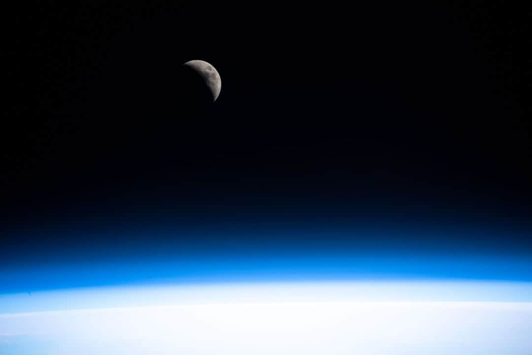 NASAさんのインスタグラム写真 - (NASAInstagram)「What a good Moon. 🌙⁣ ⁣ This image of a waxing crescent Moon was taken on the International Space Station (@ISS), as it orbited 260 miles (418 kilometers) above the north African country of Algeria on Jan. 1, 2020.⁣ ⁣ Image Credit: NASA⁣ ⁣ #NASA #Space #Moon #horizon #spacestation」1月14日 7時45分 - nasa