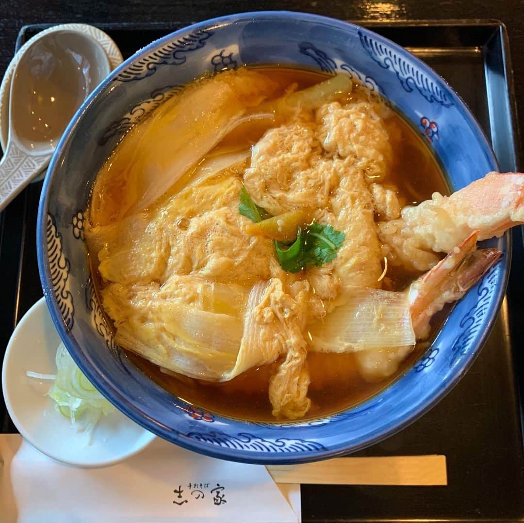Sayaka.Mさんのインスタグラム写真 - (Sayaka.MInstagram)「. Yesterday’s lunch  #soba Soba is a traditional kind of Japanese noodle. #tentojisoba (Soba in hot soup with beaten egg.) #kashiwasoba (Soba noodle served in a hot broth made with stewing chicken.) . . 久々にお伺いしました😌👏 札幌の老舗 食べログも常に上位です . 駐車場は前面左側4台 . こちらはアイドルタイムが無いので、15時という昼ごはんには遅い時間にお邪魔しましたが、普通なら混んでない時間なのに、ほぼ満席状態 . 病み上がりのため . #天とじ蕎麦 #かしわ蕎麦 . サラッといけて、量もちょうどいい更科 出汁も美味しくて満たされました 海老のプリっと感も好き💗 . 小上がりあり子連れ可 ご馳走さまでした✨ . . #志の家 011-281-1045 #北海道 #札幌市中央区 南二条西12-323-10 リナパートナーズ南2条 1F https://tabelog.com/hokkaido/A0101/A010102/1000278/ . =============== 私の食べ歩きの記録は Gourmet food information 제 외식기록 ↓↓↓ #sayaka動画 =============== . #tenpura #sobanoodles #sapporo #japanesefood #japan_of_insta #蕎麦 #蕎麦スタグラム #蕎麦屋巡り #蕎麦好きな人と繋がりたい #札幌グルメ #札幌ランチ #札幌子連れランチ #札幌子連れ #札幌蕎麦 #麺スタグラム #料理動画 #札幌ママ #北海道ママ #更科 #更科そば #札幌」1月14日 7時42分 - insta.sayaka