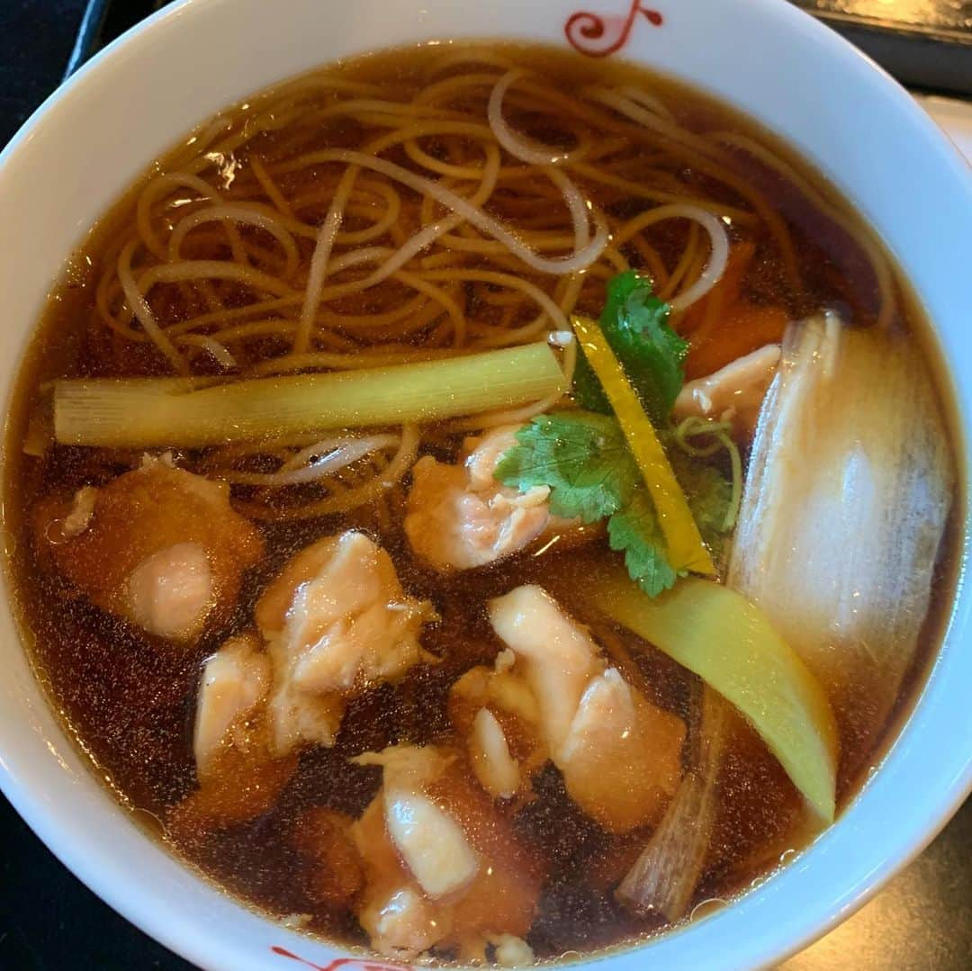 Sayaka.Mさんのインスタグラム写真 - (Sayaka.MInstagram)「. Yesterday’s lunch  #soba Soba is a traditional kind of Japanese noodle. #tentojisoba (Soba in hot soup with beaten egg.) #kashiwasoba (Soba noodle served in a hot broth made with stewing chicken.) . . 久々にお伺いしました😌👏 札幌の老舗 食べログも常に上位です . 駐車場は前面左側4台 . こちらはアイドルタイムが無いので、15時という昼ごはんには遅い時間にお邪魔しましたが、普通なら混んでない時間なのに、ほぼ満席状態 . 病み上がりのため . #天とじ蕎麦 #かしわ蕎麦 . サラッといけて、量もちょうどいい更科 出汁も美味しくて満たされました 海老のプリっと感も好き💗 . 小上がりあり子連れ可 ご馳走さまでした✨ . . #志の家 011-281-1045 #北海道 #札幌市中央区 南二条西12-323-10 リナパートナーズ南2条 1F https://tabelog.com/hokkaido/A0101/A010102/1000278/ . =============== 私の食べ歩きの記録は Gourmet food information 제 외식기록 ↓↓↓ #sayaka動画 =============== . #tenpura #sobanoodles #sapporo #japanesefood #japan_of_insta #蕎麦 #蕎麦スタグラム #蕎麦屋巡り #蕎麦好きな人と繋がりたい #札幌グルメ #札幌ランチ #札幌子連れランチ #札幌子連れ #札幌蕎麦 #麺スタグラム #料理動画 #札幌ママ #北海道ママ #更科 #更科そば #札幌」1月14日 7時42分 - insta.sayaka