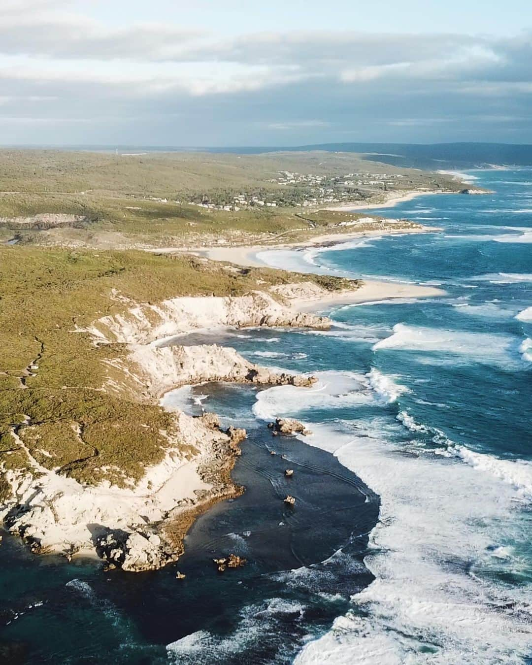 ジョン・ジョン・フローレンスさんのインスタグラム写真 - (ジョン・ジョン・フローレンスInstagram)「We spend a lot of time in Australia every year surfing, It’s one of my favorite places in the world with some of the most amazing wild life. I want to do my best to help. —- Please go to @pyzelsurfboards page to bid on this board, the funds will be donated to @nswrfs and other relief organizations 🇦🇺」1月14日 7時48分 - john_john_florence