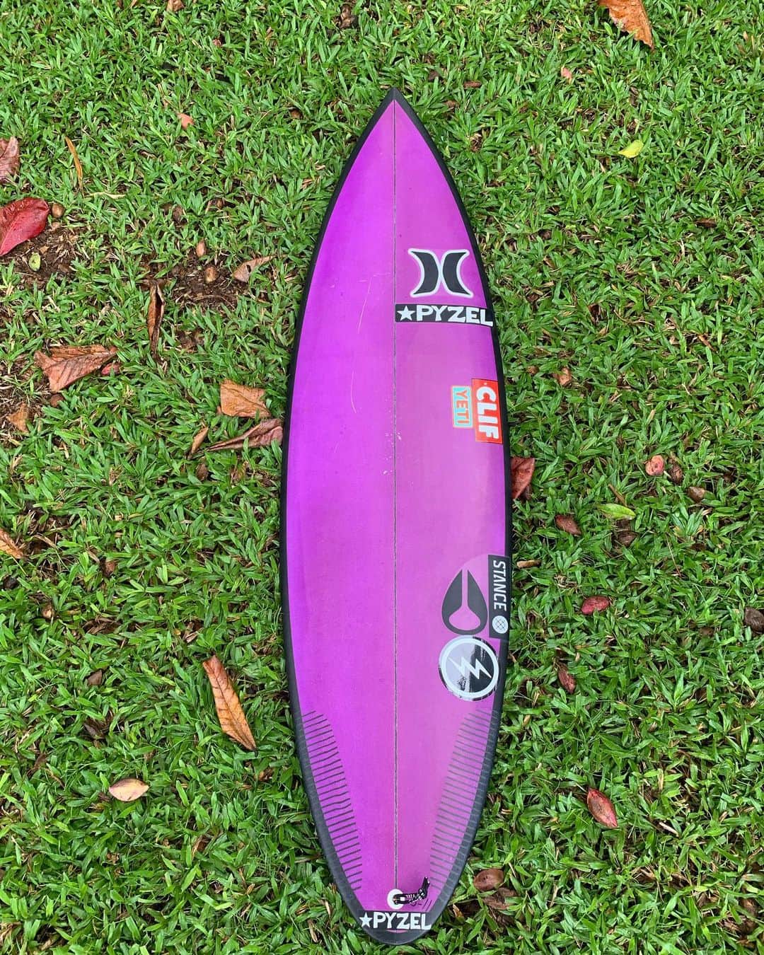 ジョン・ジョン・フローレンスのインスタグラム：「We spend a lot of time in Australia every year surfing, It’s one of my favorite places in the world with some of the most amazing wild life. I want to do my best to help. —- Please go to @pyzelsurfboards page to bid on this board, the funds will be donated to @nswrfs and other relief organizations 🇦🇺」