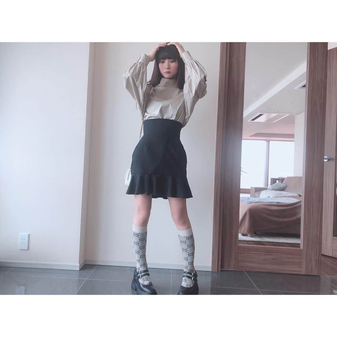 繭さんのインスタグラム写真 - (繭Instagram)「ㅤㅤㅤ ㅤㅤㅤ Coordinate❤︎ ㅤㅤㅤ #blouse #amerivintage  #skirt @____naoho  #socks #GUCCI #shoes #miumiu #bag #CHANEL ㅤㅤㅤ @ichihashi_naoho に作ってもらった naohoの4着目のスカート☺️❤️ 座った時に足を組むと、 スリットからちらっと太ももが見えるのが 最高にかわいいです🥺🙏🏻✨ ㅤㅤㅤ #coordinate #繭コーデ #followme #followmejp #followjp」1月14日 7時48分 - mayumayu1008