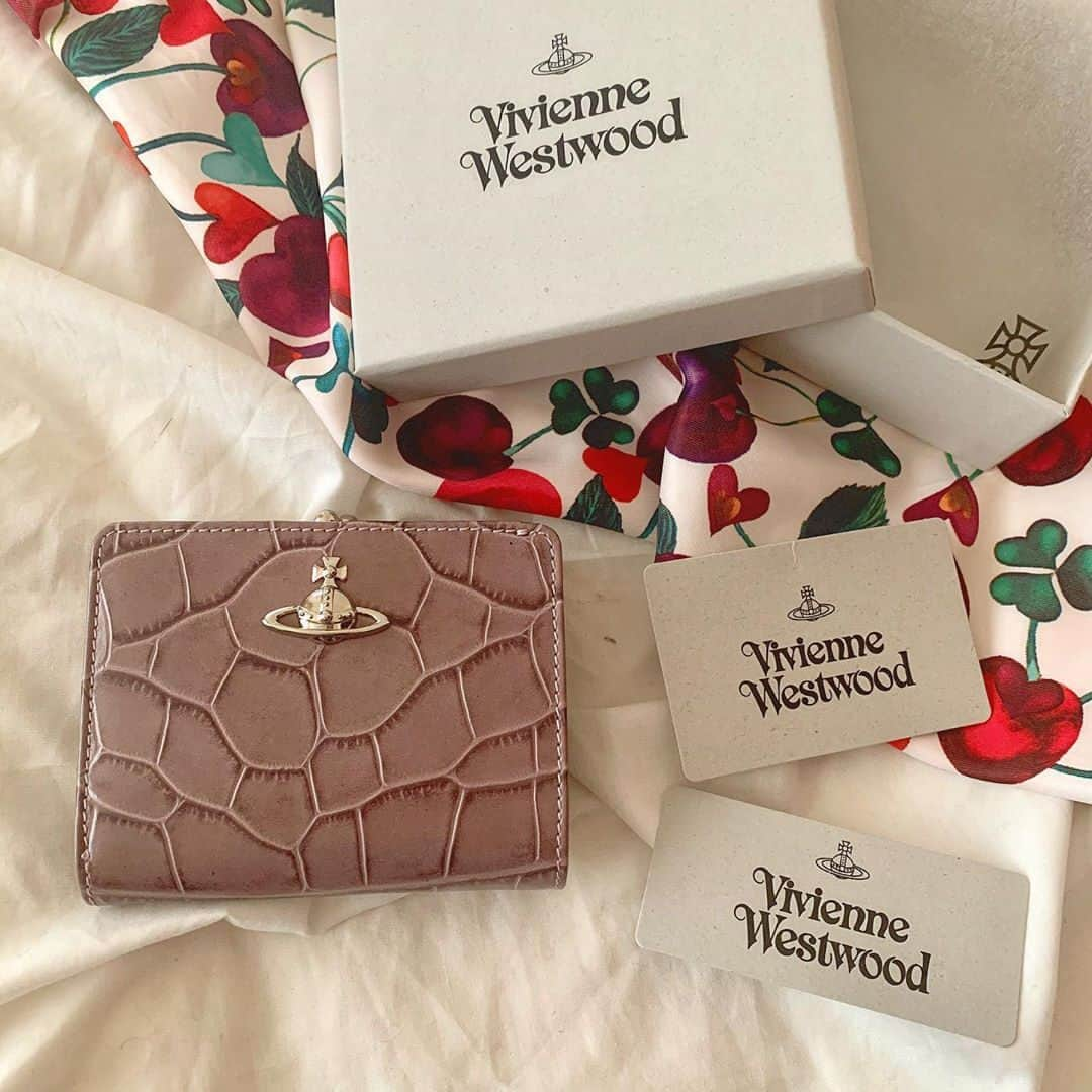 MERYさんのインスタグラム写真 - (MERYInstagram)「. ロゴマークが印象的な『Vivienne Westwood （ヴィヴィアンウエストウッド）@viviennewestwoodjapan 』のウォレットがお洒落ってウワサ♡ ヌーディーな色合いが大人可愛いこちらのウォレットは中ががま口になっていて、小さめのカバンにもかさばらない丁度いいコンパクト感もgood◎ 自分へのご褒美や、プレゼントにぜひ手に入れてみてはいかがでしょうか？ . MERYでは他にも「かわいい」に近づくさまざまな情報を発信しています。  @mery.beauty コスメ・美容に特化した情報をお届け♡ @mery_spot 話題のカフェやお出かけスポットをご紹介！ こちらもぜひチェックしてみてください！ . photo by @r.____.33 . #MERY #regram #instagram #instafashion #fashion #viviennewestwood #wallet  #데일리룩 #옷스타그램 #오오티디 #코디 #패션 #패션피플 #ヴィヴィアンウエストウッド #ミニ財布 #ブランド財布 #財布 #ヴィヴィアン財布 #ミニウォレット #ヴィヴィアン #ピンク財布 #ピンク #ハイブランド #プレゼント #ピンク #ピンク好き #お洒落 #お洒落さんと繋がりたい #MERY女子 #メリー」1月14日 8時00分 - mery.jp