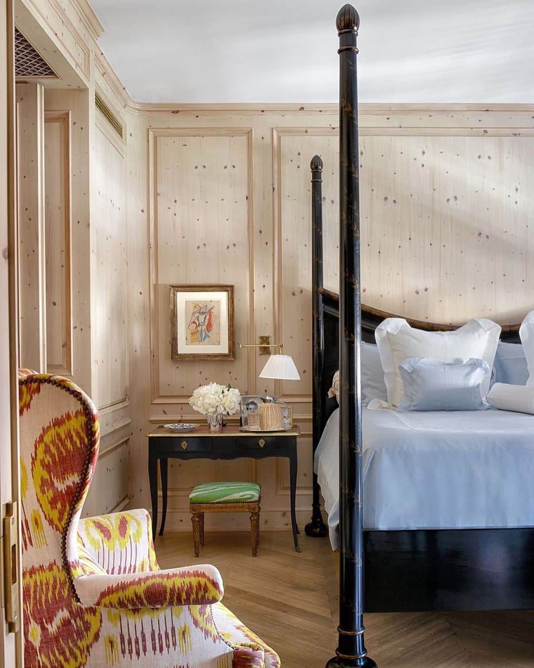 ELLE DECORさんのインスタグラム写真 - (ELLE DECORInstagram)「A clever mix of restraint and brio was the key to success for ED A-Lister @emmajanepilkington's transformation of this Fifth Avenue prewar apartment. The master bedroom features a bed by @rosetarlowmelrosehouse, an 18th-century Irish wingback chair in a Bermingham & Co. silk ikat, and a 19th-century ebonized table from Lee Calicchio. The artwork is by Willem de Kooning.  Click the link in bio for the full tour, as featured in our January/February 2020 issue. Photography by @simonuptonphotos; Produced by @cynthiaefrank」1月14日 8時01分 - elledecor