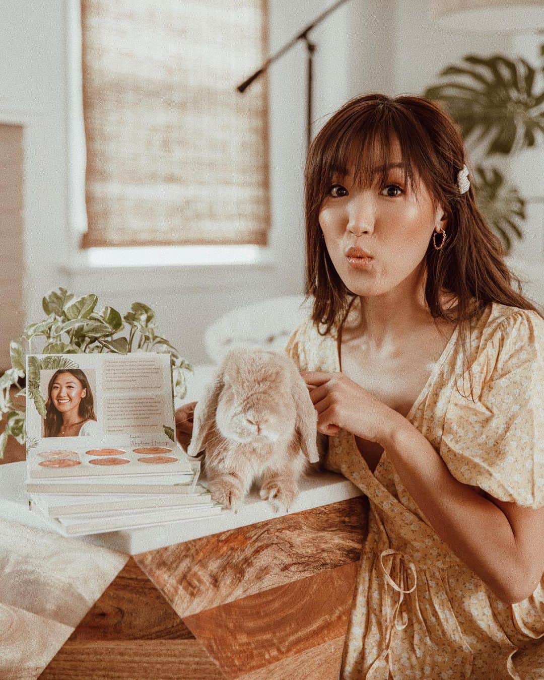 W E Y L I Eのインスタグラム：「Miso approves of my new palette with @physiciansformula! I started using Physician’s Formula in middle school and I can’t believe I have the opportunity to work with them 😭 This collab is a dream come true. Every color is so pigmented, buttery smooth and lasts all day. Best of all- they are cruelty-free, available at the drugstore and your purchase supports @bestfriendsanimalsociety. This was truly a dream collab and I can’t wait for you guys to try it out for yourself! Please tag me in your photos! Also, head over to my main channel for my new video on how I like to wear these shades!  Available in Target (US), Shoppers Drug Mart (Canada) and physiciansformula.com」