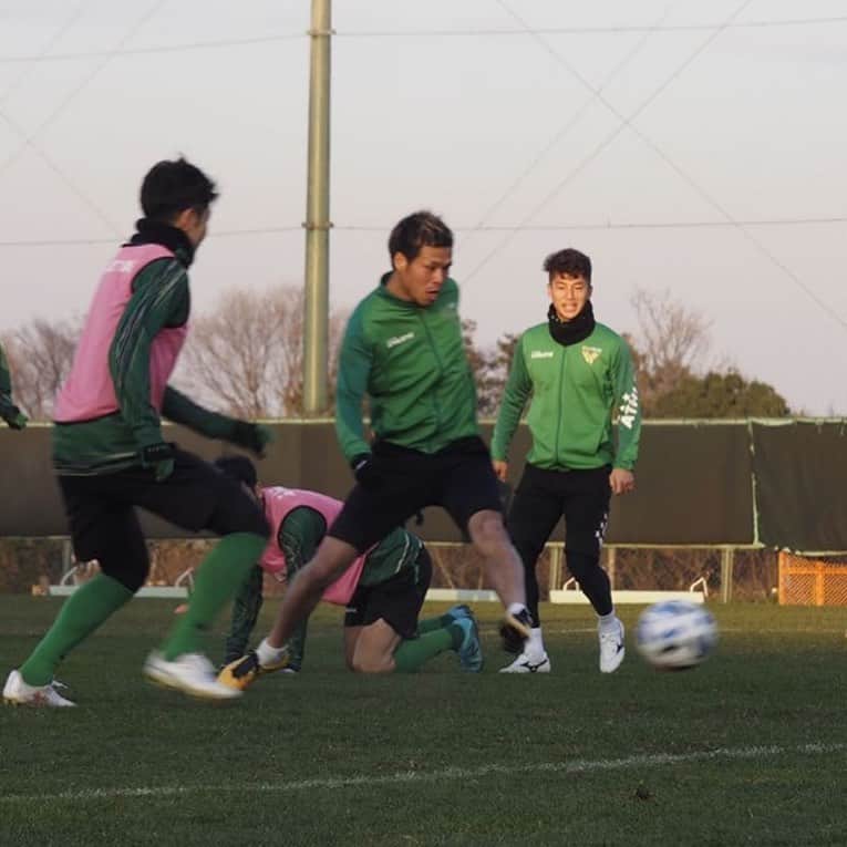 端戸仁のインスタグラム：「始動してからはじめてのオフ！ これだけたくさん走ってサッカーもしたけど膝が耐えてくれて嬉しい😎」